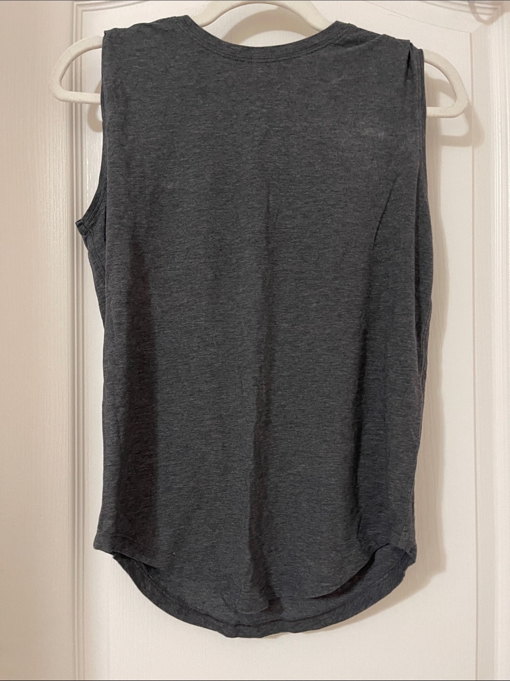 Lululemon tank top excellent condition
Pit to pit: 17.5”